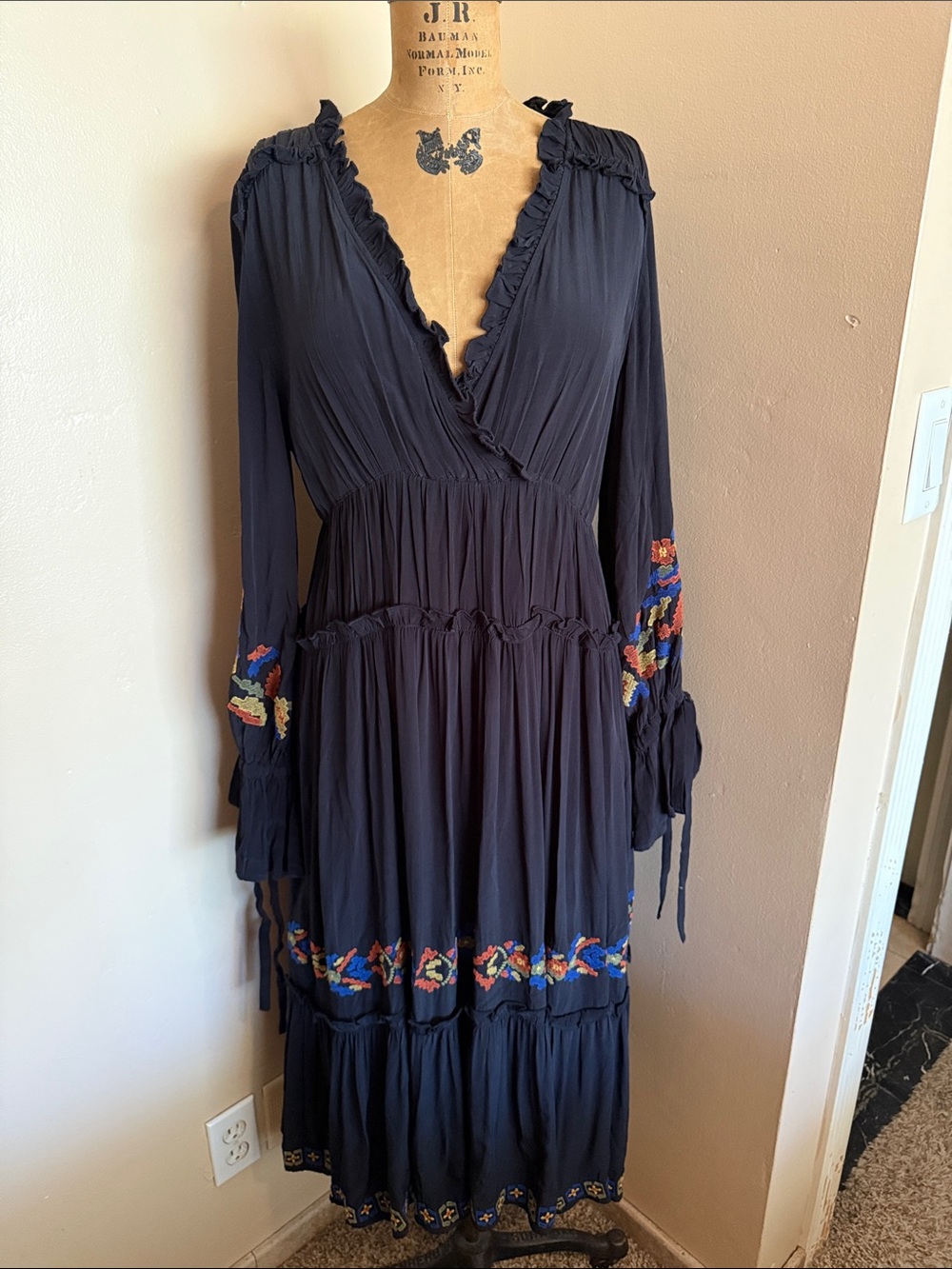 Hinge Nordstrom Embroidered Boho Ruffle Midi Dress M